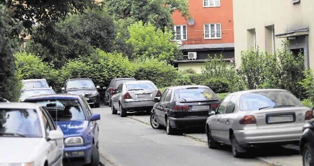 Poszerzenie uliczki przyniesie więcej miejsc parkingowych, jednak kosztem   drzew i przyblokowych ogródków