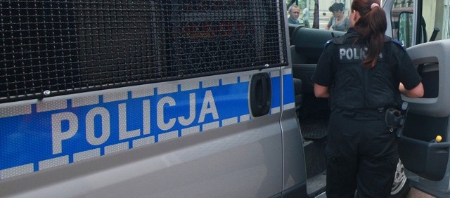 Policjanci z Gdańska zatrzymali 10 osób podejrzanych o liczne oszustwa na portalu allegro.pl