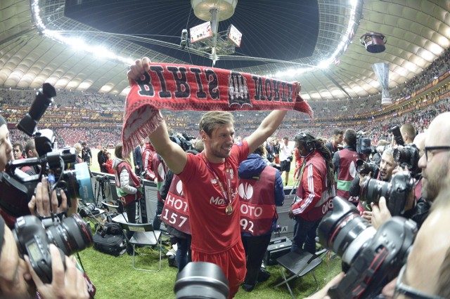 Grzegorz Krychowiak pozuje do zdjęć na Stadionie Narodowym w Warszawie po zwycięstwie Sevilli nad Dnipro w finale Ligi Europy