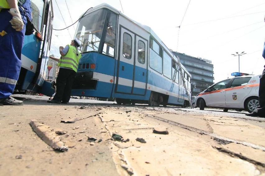 Zablokowany plac Dominikański. Tramwaj się rozerwał