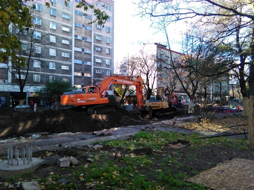 Kraków. Wielkie wykopy na ul. Królewskiej. Będą coraz większe utrudnienia [ZDJĘCIA]