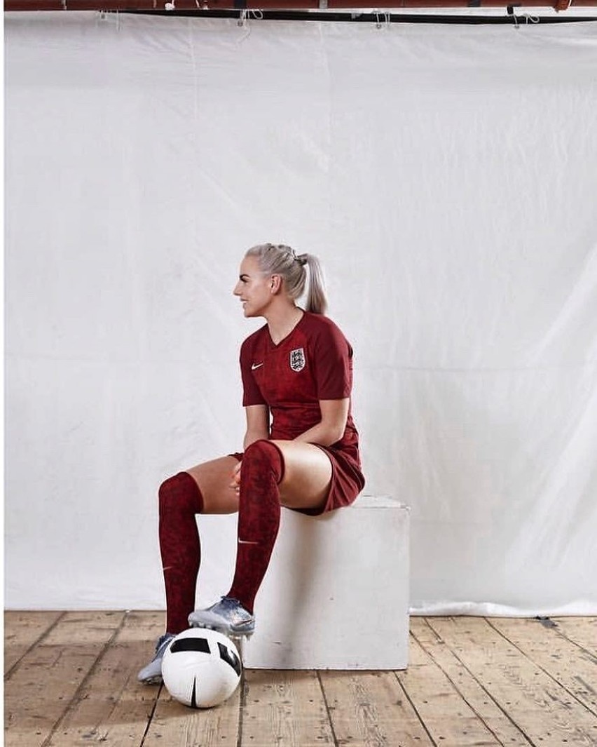 Alex Greenwood to angielska piłkarka, która gra na pozycji...