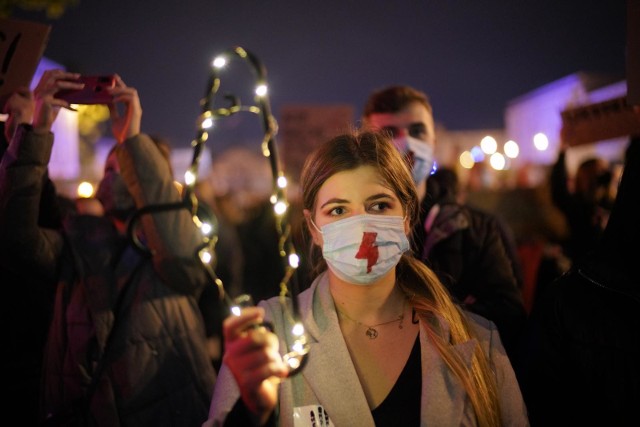 Na ulice wyszły tysiące kobiet i mężczyzn, którzy nie godzą się z zaostrzaniem prawa aborcyjnego w Polsce. Od tygodnia w wielu miastach, miasteczkach wsiach odbywają się protesty.