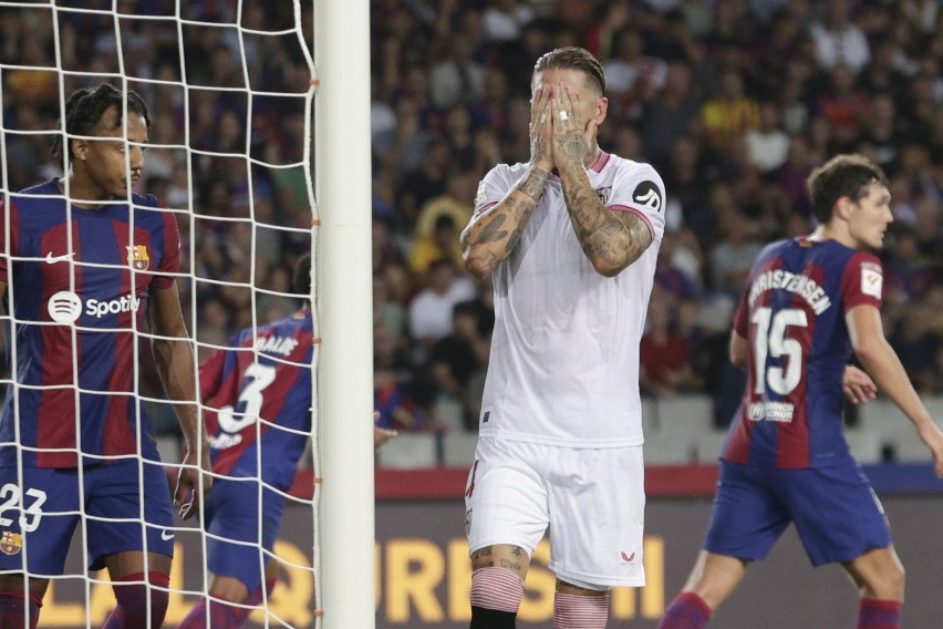 Robert Lewandowski bez dobrego serwisu i gola w meczu z Sevillą. Sergio Ramos strzelił samobója. 16-letni Yamal znowu błysnął