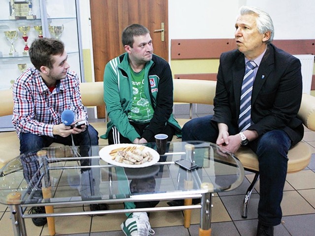 Henryk Kasperczak w trakcie rozmowy z prezesem Jantara Ustka i dziennikarzami.