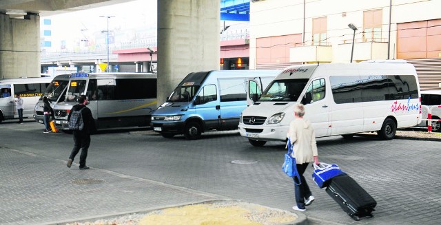 Z parkingu pod estakadami mogą korzystać już tylko busy. Przewoźnicy zyskali więcej miejsca