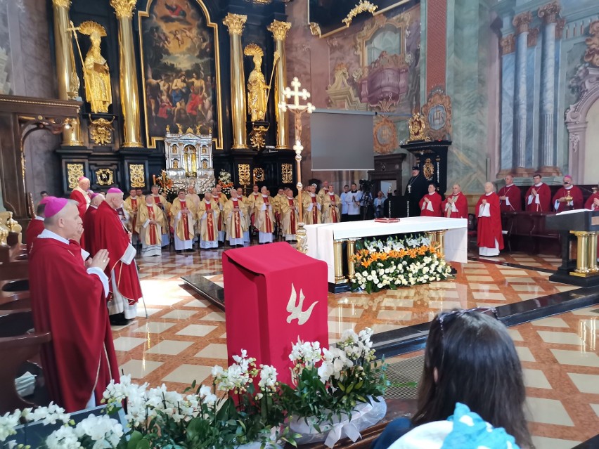 Święcenia biskupie ks. Adama Baba. Rozpoczęła się uroczystość w archikatedrze lubelskiej