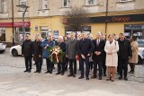 13. rocznica katastrofy smoleńskiej. Pod pomnikiem Przemysława Gosiewskiego w Kielcach wspominano ofiary katastrofy z 2010 roku. Zdjęcia