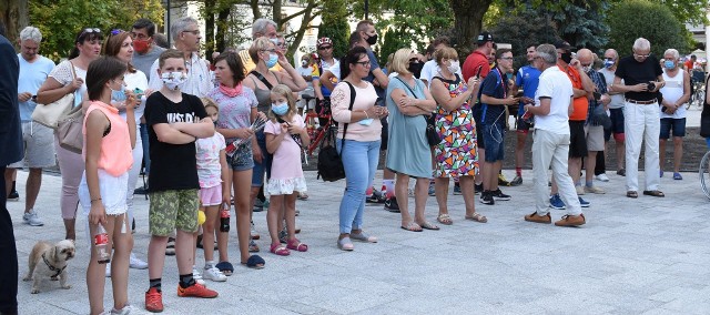 W czwartek w Busku-Zdroju rozpoczęły się kolarskie Mistrzostwa Polski. Kolarze rywalizowali w jeździe indywidualnej na czas. Byliście na tych zawodach? Szukajcie się na zdjęciach. Mamy dla Was galerię zdjęć wykonanych przez Mateusza Dudka.Szczegóły na kolejnych slajdach.(dor)