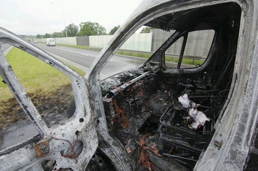 Wrocław: Bus spłonął na ul. Milenijnej. Kierowca zdążył uciec (ZDJĘCIA)