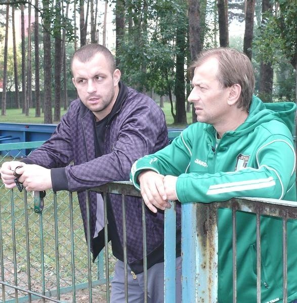 Szefowie piłkarskiej spółki ze Stalowej Woli, Grzegorz Zając (z lewej) i Mariusz Szymański, nie doczekali się w czwartek decyzji o przyznaniu Stali licencji na kolejny sezon w drugiej lidze.