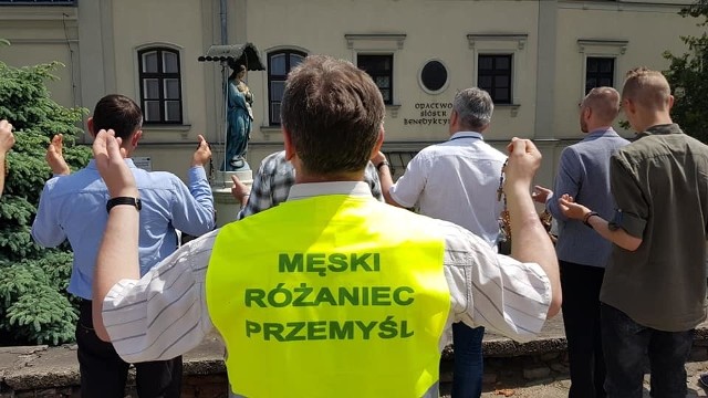 W Przemyślu drugi raz odbył się męski różaniec. Jego inicjatorem jest Dariusz Lasek, radny Rady Miejskiej z ramienia Stowarzyszenia Regia Civitas.- Wynagradzaliśmy Niepokalanemu Sercu Matki Bożej bluźnierstwa. W 40. rocznicę pierwszej pielgrzymki Jana Pawła II do Polski złożyliśmy wiązankę kwiatów pod jego pomnikiem, zapaliliśmy znicz i zaśpiewaliśmy "Barkę" - powiedział Lasek.Męski różaniec odbywa się w pierwszą sobotę miesiąca.Zobacz także: Z Przemyśla wyruszyła I Męska Piesza Pielgrzymka do sanktuarium w Kalwarii Pacławskiej [ZDJĘCIA]Zapomniane atrakcje turystyczne Przemyśla