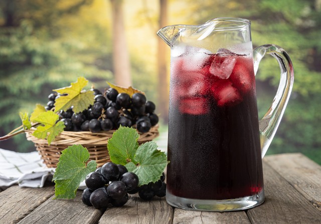 Winogrona to owoce winorośli właściwej (Vitis vinifera), która pochodzi z basenu Morza Śródziemnego i jest jedną z najstarszych roślin uprawianych przez człowieka.