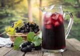 Skorzysta serce, żołądek i skóra. Dlaczego jeszcze warto pić sok winogronowy? Zobacz, jak zrobić sok z ciemnych winogron. Wypróbuj przepis