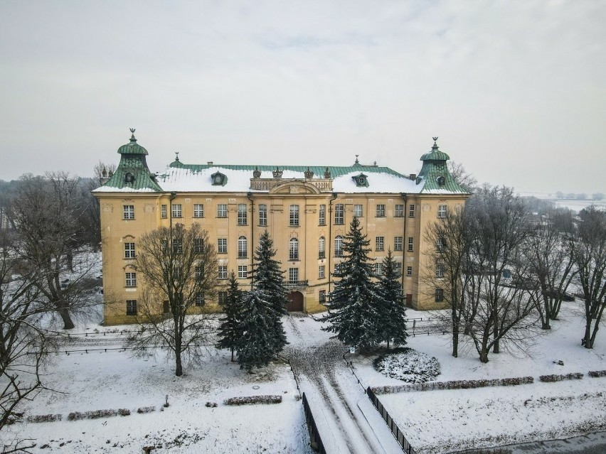 Zamek w Rydzynie w pięknej zimowej odsłonie. Perła Wielkopolski wygląda magicznie pod białą pierzynką śniegu