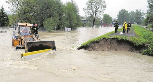 Przerwany wał w rejonie ul. Nowohuckiej podczas powodzi w 2010 roku