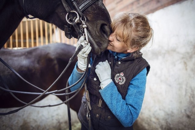 Konie i jeździectwo to jej pasja. Fundusz szwajcarski pomoże go rozwinąćMonika Sarapata swoją miłością do koni zaraża innych. Uczy jeździć konno i szkoli zwierzęta w ośrodku w Brzezinkach pod Kielcami.