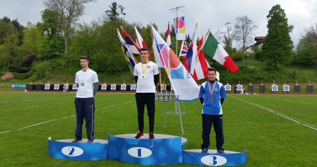 Jakub Matanina z Grotu na najwyższym stopniu podium po zawodach w słoweńskim Kamniku.  