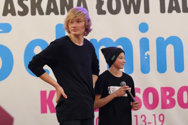 Michał Krawczyk i Jakub Skrzypek trenują taniec bboying w studiu Parkieciarnia w Gorzowie