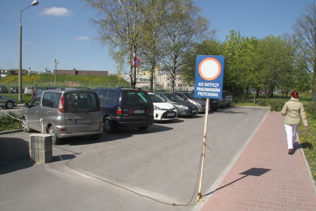 Do tej  pory na  parkingu przed przychodnią przy ulicy Artwińskiego lekarze mogli parkować swoje pojazdy za darmo 