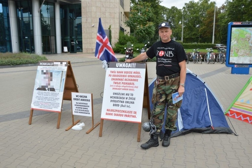 Protest przed bankiem. Bankowcy: boimy się o swoje bezpieczeństwo