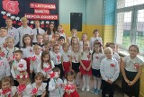 Uczniowie ze szkoły w Ujeździe uczcili Narodowe Święto Niepodległości. Zobacz zdjęcia
