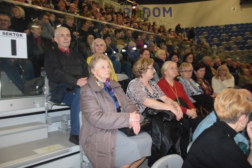 Zespół Mazowsze wystąpił w Radomiu. W Radomskim Centrum Sportu zachwycił swoim kunsztem. Tłum gości na widowni. Byłeś tam? Zobacz zdjęcia