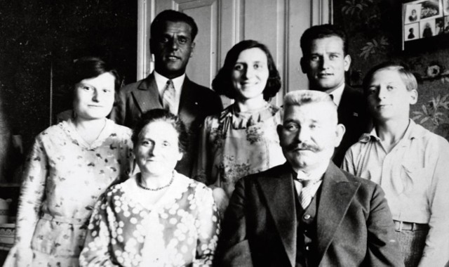 Szczęśliwa rodzina Wilgorskich , jeszcze w komplecie . Anna i Franciszek siedzą, za nimi od lewej dzieci: Małgorzata, Franz, Truda, Bernard i najmłodszy Gerard