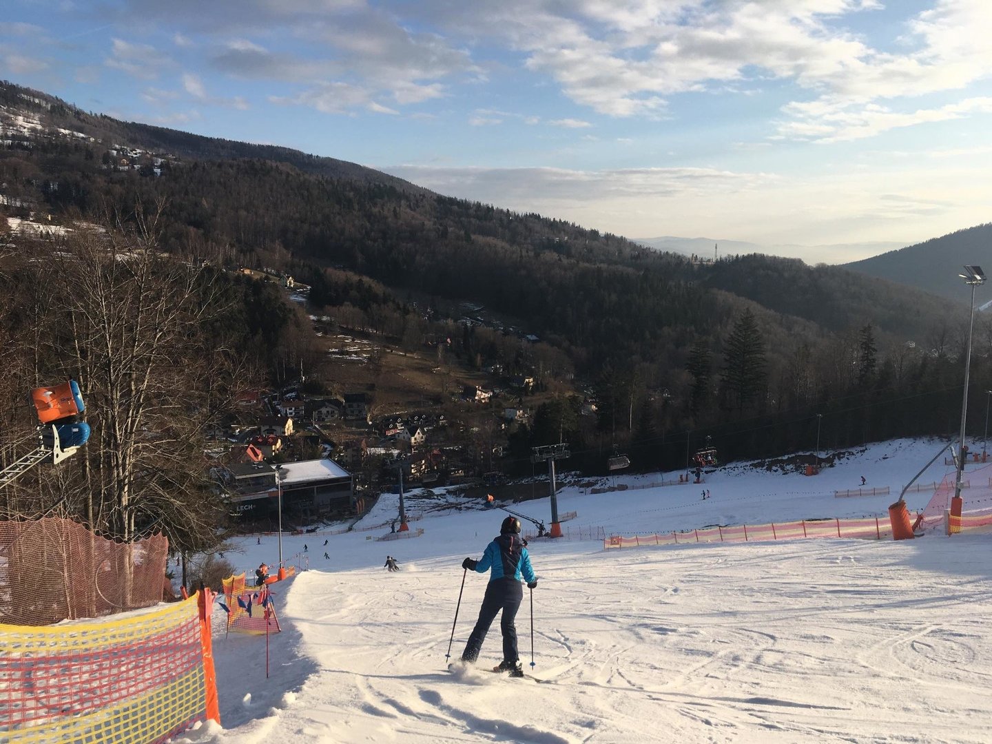 Szczyrk i Wisła pełne narciarzy, choć warunki nie są idealne. Zaczyna się  drugi tydzień śląskich ferii ZDJĘCIA + WIDEO | Dziennik Zachodni
