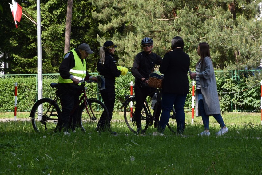 Straż Miejska w Białymstoku rozdawała odblaski rowerzystom