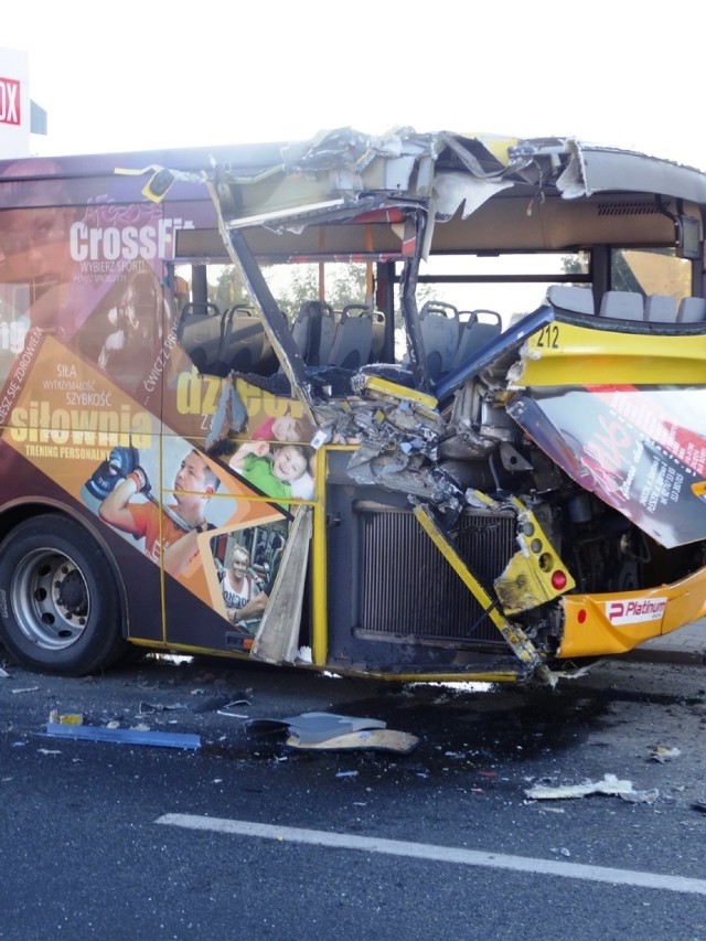 Wypadek w Jarocinie: Ciężarówka staranowała autobus miejski