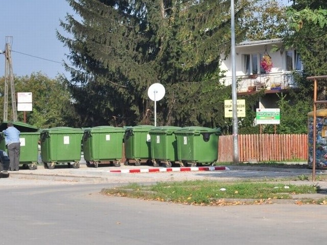 Władze Tarnobrzeskiej Spółdzielni Mieszkaniowej zdecydowały się na kolejną zmianę na osiedlu Dzików w Tarnobrzegu. Tym razem przeniesiono pojemniki na odpady komunalne.