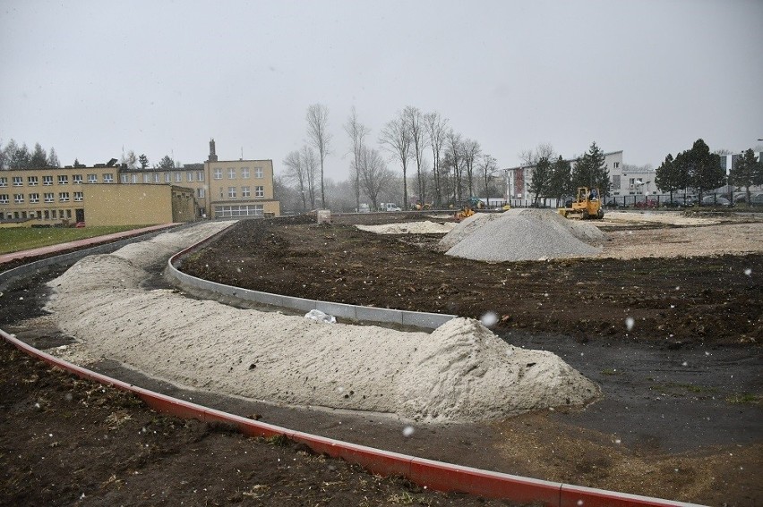 Miechów. Prace przy przebudowie boiska „mechanika” nabierają tempa