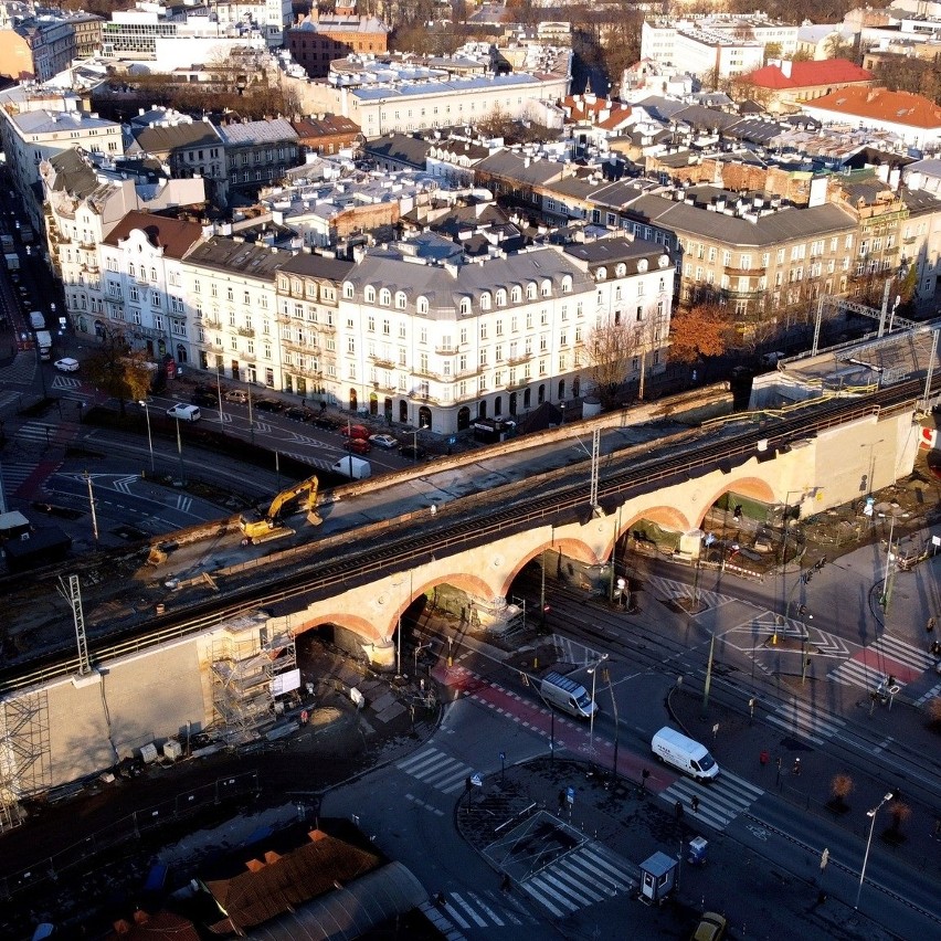 Kraków. Rozpoczęli rozbierać wiadukt nad ulicą Grzegórzecką. Mieszkańcy protestują [ZDJĘCIA]