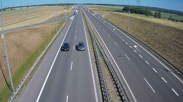 Dwie dziewczynki, które szły pasem awaryjnym trasy S3, zauważył jeden z kierowców. Poczekał z nimi na przyjazd policji.