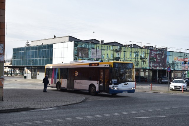 Od 1 stycznia na nieczynnym do tej pory tarnowskim dworcu autobusowym zatrzymują się autobusy Kolei Małopolskich wożących pasażerów z gminy Tarnów oraz Lisia Góra.