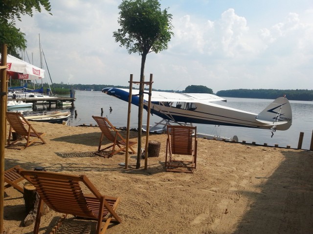 Wodnosamolot zacumowany przy plaży hotelu Active w Szczecinku.