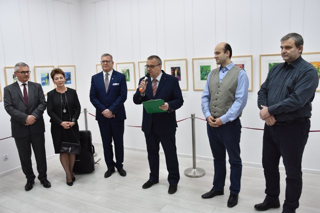 W Muzeum Ziemi Pałuckiej w Żninie od jutra (13.04.2019) można oglądać wystawę litografii "Marc Chagall - przeczucie cudu". Więcej o wystawie pisaliśmy tutaj: 43 litografie Marca Chagalla już od soboty w Muzeum Ziemi Pałuckiej w Żninie [zdjęcia]Wszystkie obrazy można oglądać do 30 sierpnia w Galerii im. Tadeusza Małachowskiego Muzeum Ziemi Pałuckiej w Żninie. Godziny otwarcia muzeum: wtorek - piątek w godz. od 09.00 do 17.00, sobota - niedziela w godz. od 10.00 do 15.00. Ceny biletów: 20 zł - dorośli, 15 zł - dzieci w wieku 7 - 17 lat, emeryci i studenci, bilet rodzinny kosztuje 10 zł dla dzieci i 20 zł dla dorosłych. Zapraszamy do obejrzenia wideo, w którym m.in. właściciel dzieł opowiada o planach wystawowych, które zamierza zrealizować wraz z Muzeum Ziemi Pałuckiej:  