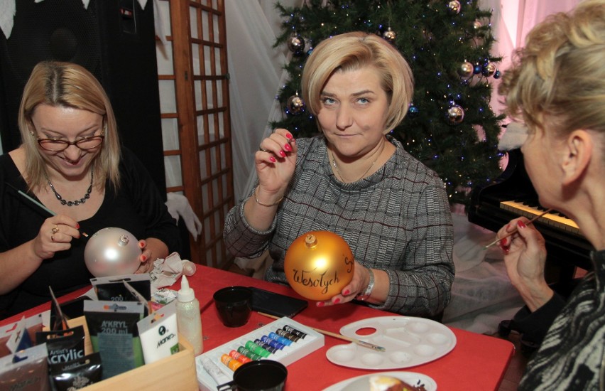 Wielkie malowanie bombek świątecznych w radomskiej Łaźni. W tym roku uczestnicy pomogli Pawełkowi Krajewskiemu