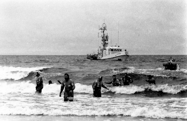 Rok 1997, ratownicy morscy podczas akcji pod Ustką, w tle statek ratowniczy „Monsun”