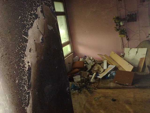 Ktoś podpalił drzwi wejściowe do baraku. Ogień udało się ugasić. Ale gdyby ,,chwycił'' wypełnione szmatami ściany...