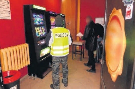 W Lęborku policja zabezpieczyła nielegalne automaty do gry. Właścicielom lokali grozi kara grzywny i więzienie.