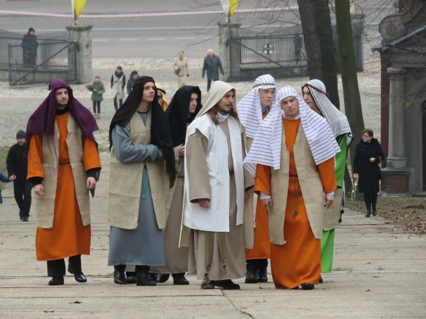 W Piekarach Śląskich rozpoczęło się dziś Misterium Męki Pańskiej [ZDJĘCIA, WIDEO]