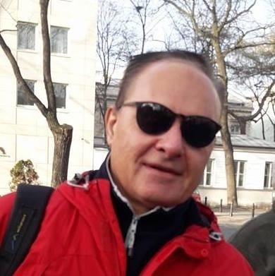 Andrzej Majdan, pobity przez narodowców członek KOD, który został przez radomską prokuraturę oskarżony o udział w bójce wzajemnej.