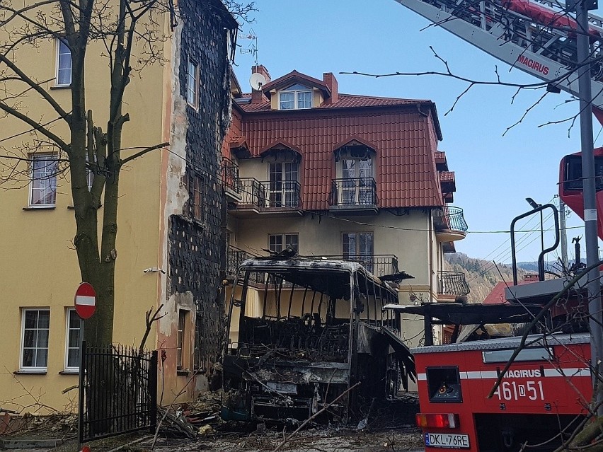 Ukrainiec rzucił niedopałek. Płonęły 4 auta i hotel [ZDJĘCIA]