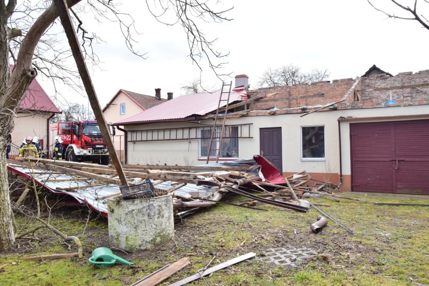 Wiatr zerwał dach na posesji przy ulicy Mickiewicza w...