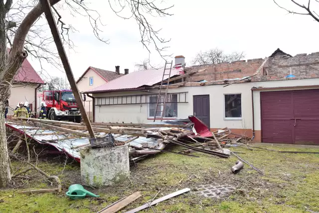 Wiatr zerwał dach na posesji przy ulicy Mickiewicza w Tarnobrzegu.