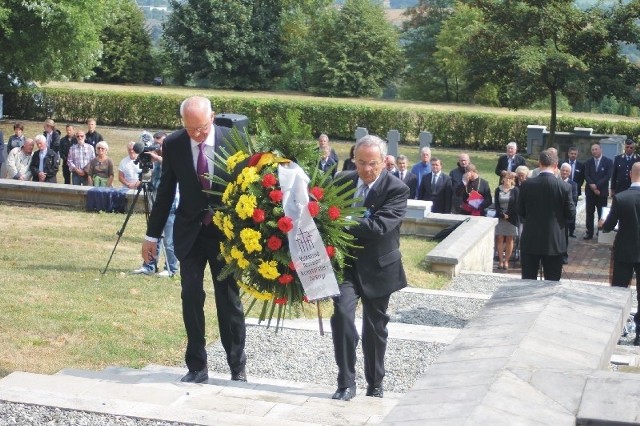 Na cmentarzu żołnierzy niemieckich poległych w latach II wojny światowej pochowanych jest 5 178 osób. Nz. wieniec składają Werner Hillen (z lewej) i Wolfgang Schneiderhan z Volksbundu.