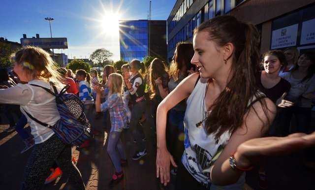 Od wczoraj do 2 maja w Pałacu Młodzieży w Bydgoszczy trwa święto tańca. Z tej okazji wczoraj przed budynkiem pałacu zespół tańca współczesnego zorganizował taneczny flash mob