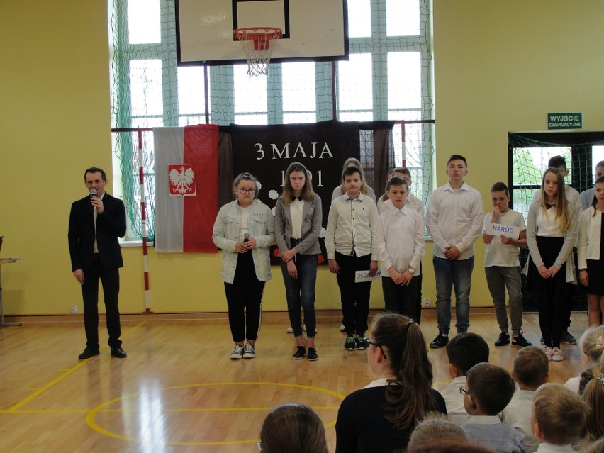 Gmina Pawłów. Uroczystości 3-majowe w szkole w Radkowicach